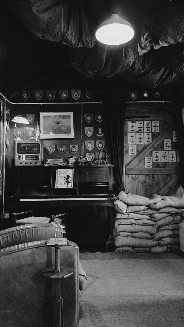 hut-interior-mono